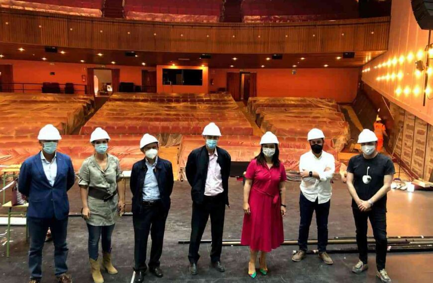 Pilar Zamora visita las obras de mejora de la accesibilidad y caja escénica del Teatro Quijano