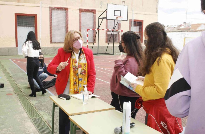 Aurora Rey mantiene un encuentro literario con los alumnos del Colegio Maestro Ávila y Santa Teresa de Almodóvar del Campo