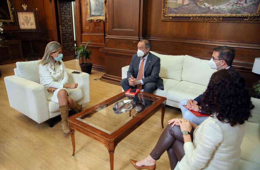 La alcaldesa de Toledo y el rector renuevan el compromiso de colaboración entre el Ayuntamiento y la UCLM