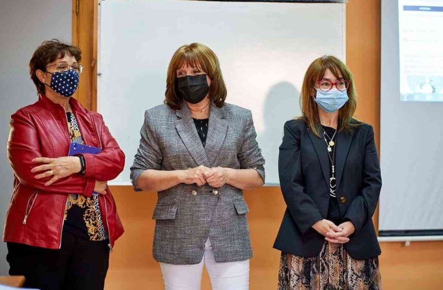 El Gobierno de Castilla-La Mancha promueve la capacitación digital para personas mayores de 55 años mediante el aprendizaje de nuevas tecnologías