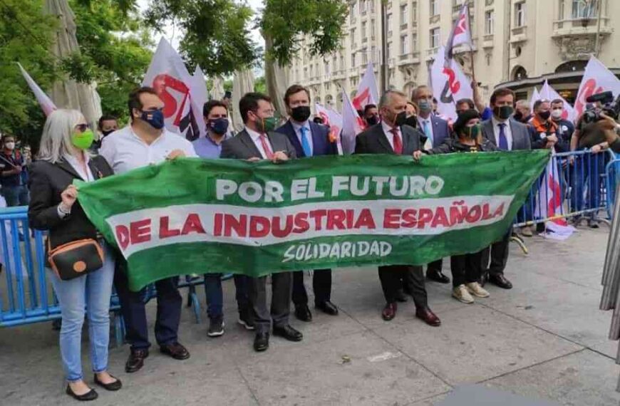 VOX con los trabajadores de Repsol en su manifestación frente al congreso