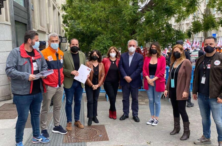 Los diputados nacionales del PSOE, Miguel González y Cristina López, se reúnen con trabajadores de STR en la concentración por el ERTE de REPSOL