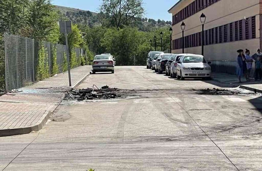 Apagado un incendio en contenedores y un coche en Herencia