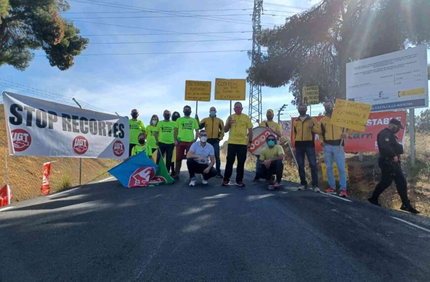 Una veintena de delegados y delegadas de GEACAM protestan ante el consejero de Desarrollo Sostenible