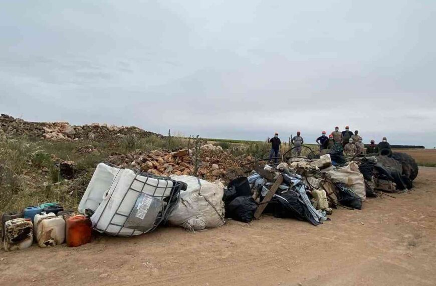 La Sociedad de Cazadores Los Hidalgos de Daimiel retira cientos de kilos de basura de su coto social