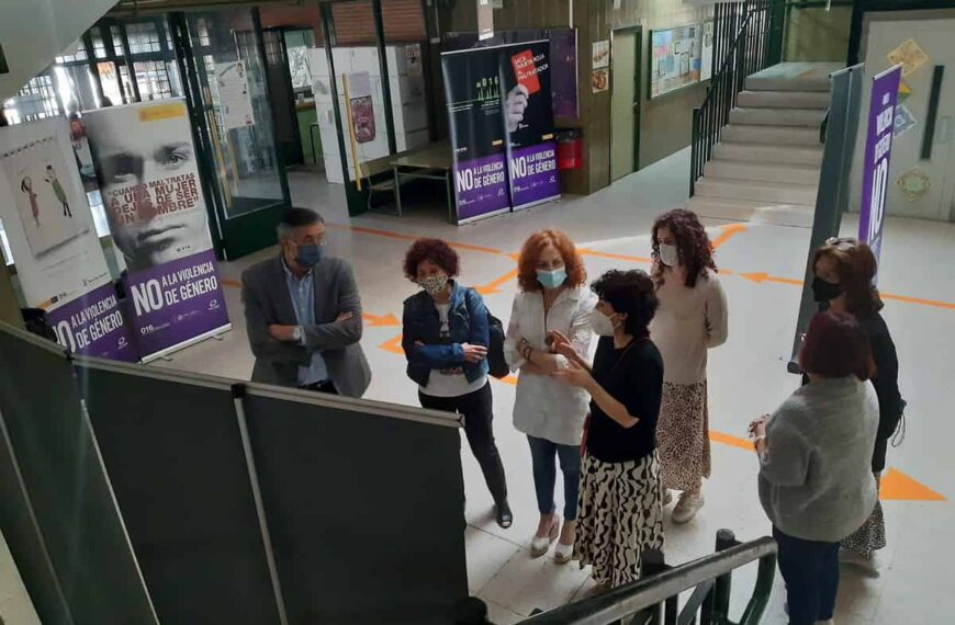 La subdelegada del Gobierno inauguró la exposición ‘No más violencia’ en el IES Torreón del Alcázar