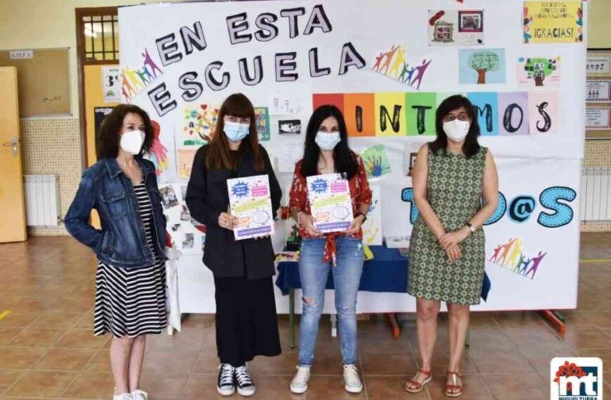 Entregan cuadernos de actividades para verano a alumnos de quinto primaria de Miguelturra