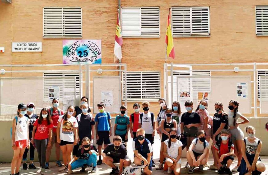 Alumnos ganadores del certamen municipal ¿Qué sabes de la UE? disfrutaron ruta de senderismo