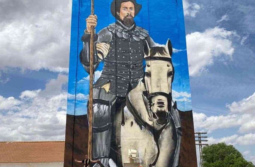 Don Quijote de La Mancha, ya da la bienvenida a los viajeros que llegan a Alcázar en tren