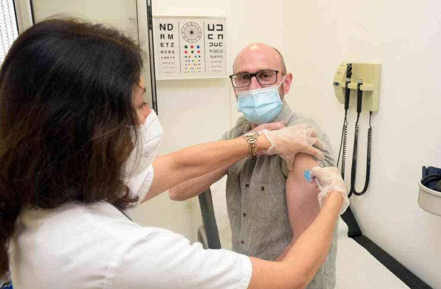 El alcalde de Argamasilla de Alba recibe la primera dosis de la vacuna contra la COVID