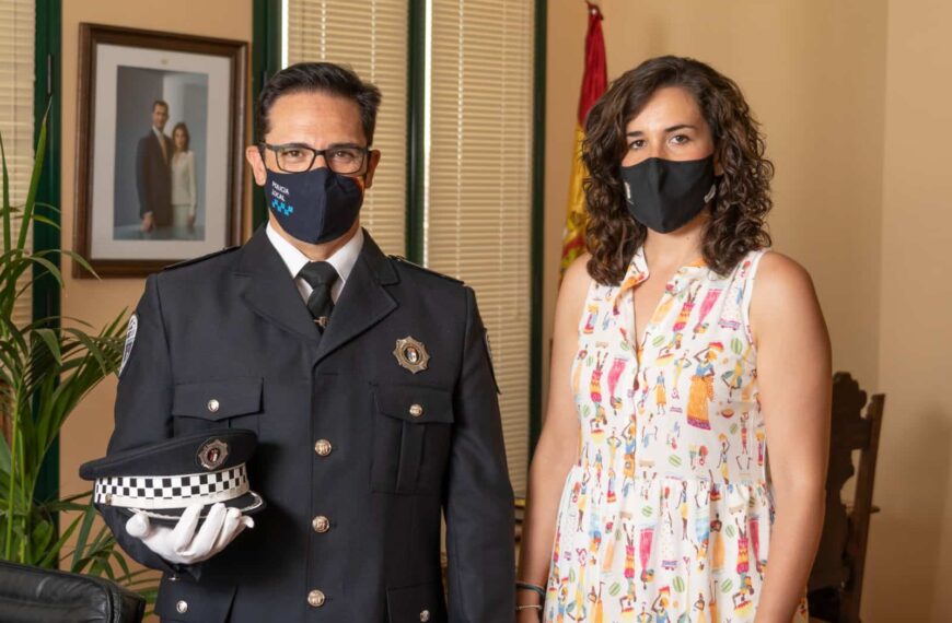 Gema García Ríos felicita a Jesús Alberto Parrilla de la Rubia, nuevo oficial jefe de la Policía Local de Calzada de Calatrava
