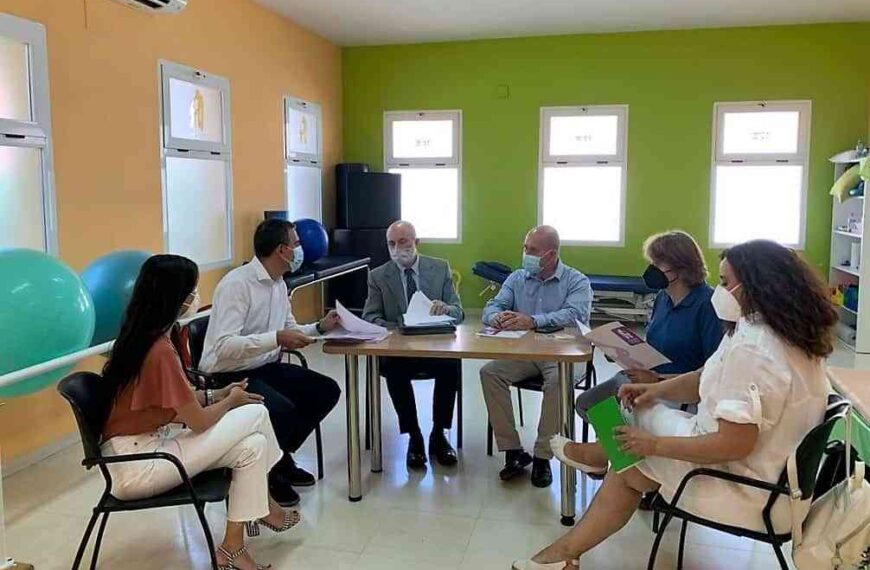 El Gobierno regional está dispuesto a apoyar nuevos proyectos para inserción laboral de la asociación A tu lado de Villarrubia de los Ojos