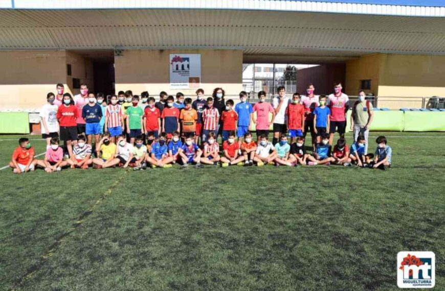 Alcaldesa de Miguelturra visita el Clínic de verano de fútbol organizado por la Escuela de fútbol local