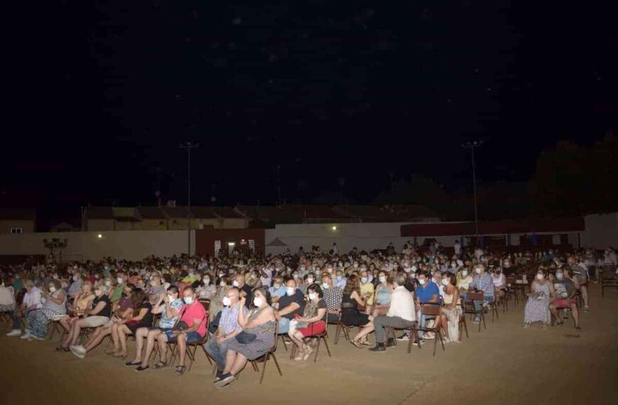 Los espectáculos musicales y de variedades triunfan en las noches de feria de Manzanares