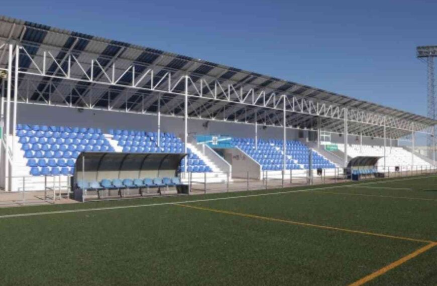 Nuevos asientos en el campo municipal ‘Jose Camacho’ de Manzanares