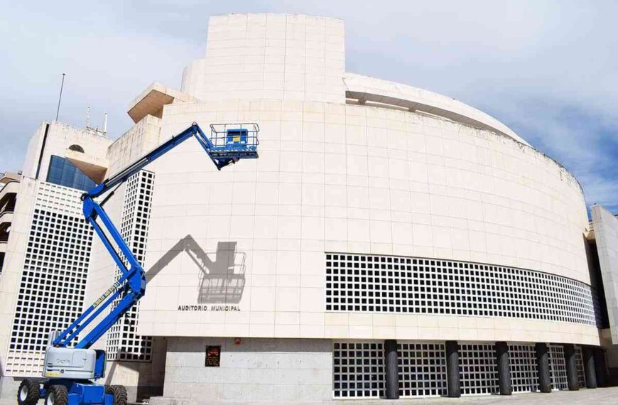 En marcha las obras en la cubierta y fachada del auditorio municipal de Puertollano