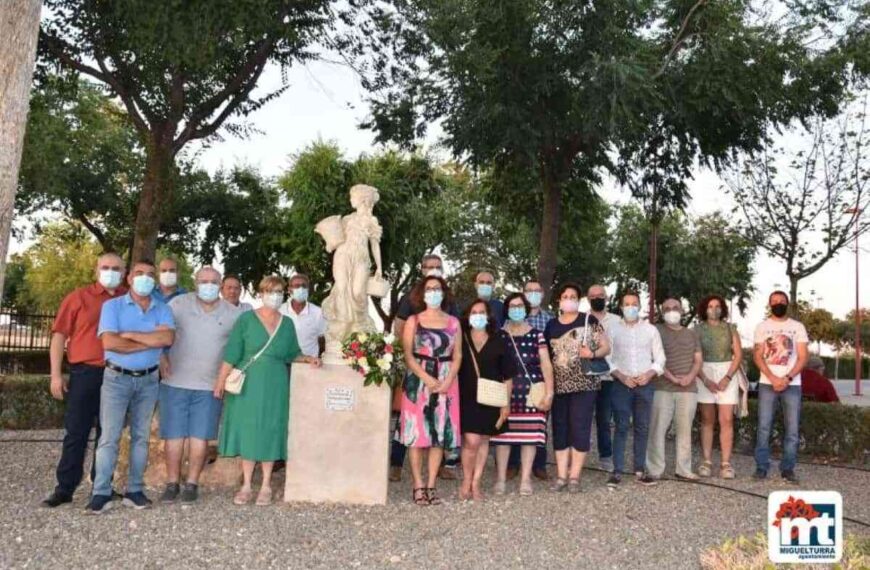 Reinaugurada la estatua que homenajea a la mujer trabajadora en el Barrio Oriente de Miguelturra