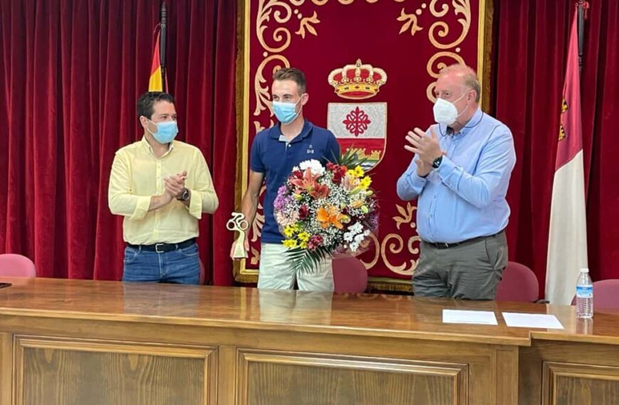 Carrión de Calatrava reconoce los éxitos deportivos del ciclista de montaña Alejandro Mercado