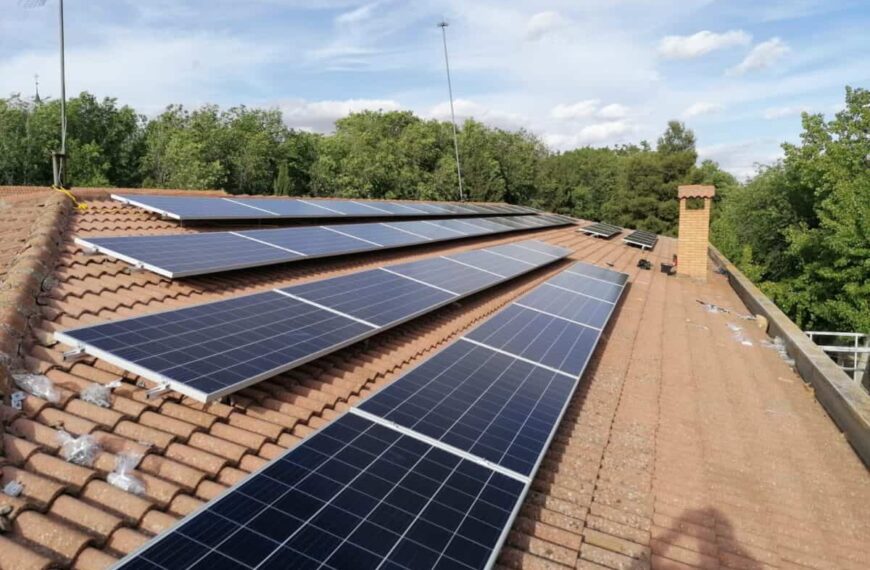 Eficiencia energética: el Ayuntamiento instala placas fotovoltaicas en el Colegio Público y el Centro de Salud