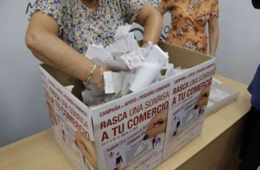 Las felices ganadoras de la campaña “Rasca una sonrisa a tu comercio” María Dolores Calzado y Conchi Torres
