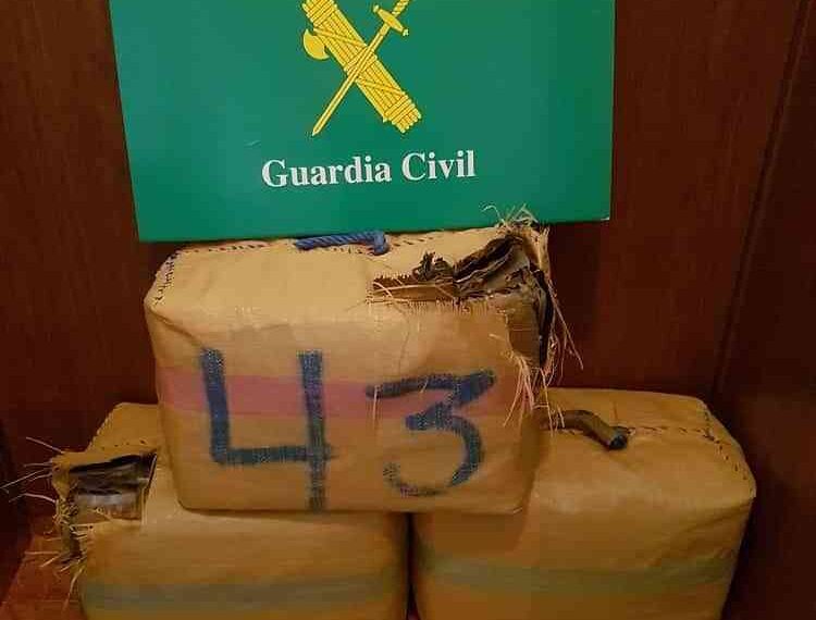 La Guardia Civil detiene a una persona en la A-4 con más de 101 kilos de hachís