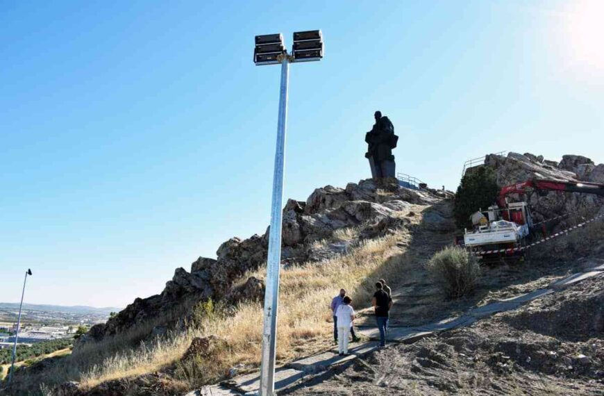 La iluminación artística del Monumento al Minero de Puertollano ya está en marcha