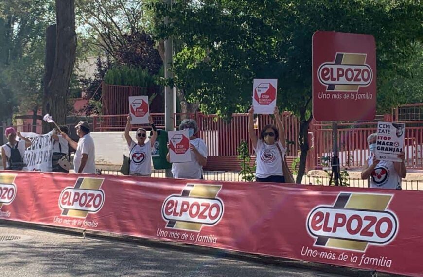 Stop Macrogranjas CLM recibe a la vuelta ciclista y se opone a patrocinadores como ELPOZO