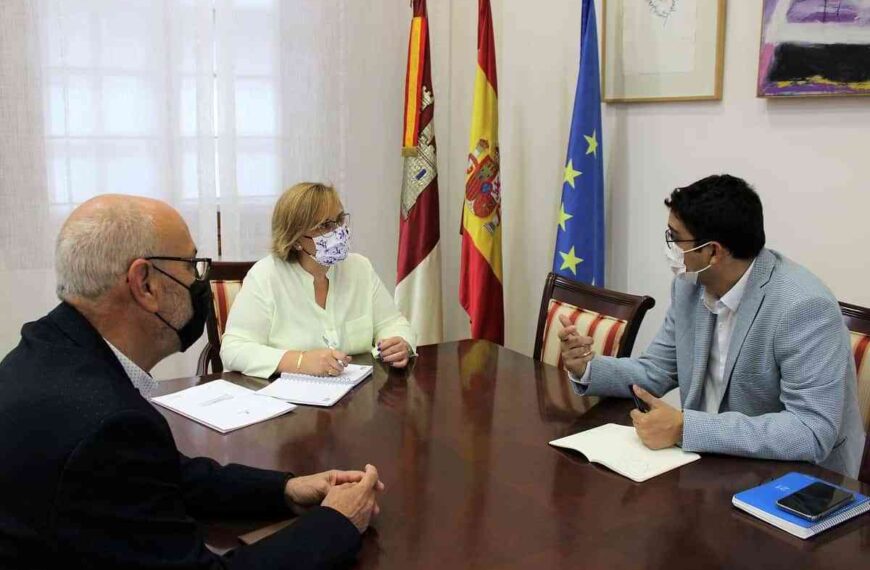 Olmedo anuncia al alcalde de La Solana una aportación de 550.000 € del Gobierno de Castilla-La Mancha para recursos educativos y asistenciales