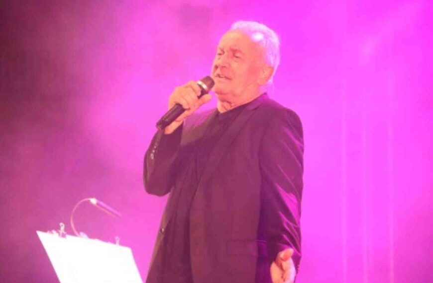 Víctor Manuel reunió a más de 1.200 personas en su concierto en la plaza de toros de Manzanares