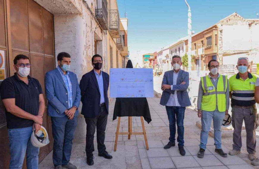 Una visita a las obras de la calle Torrecilla de Valdepeñas realizó el presidente de la Diputación de Ciudad Real