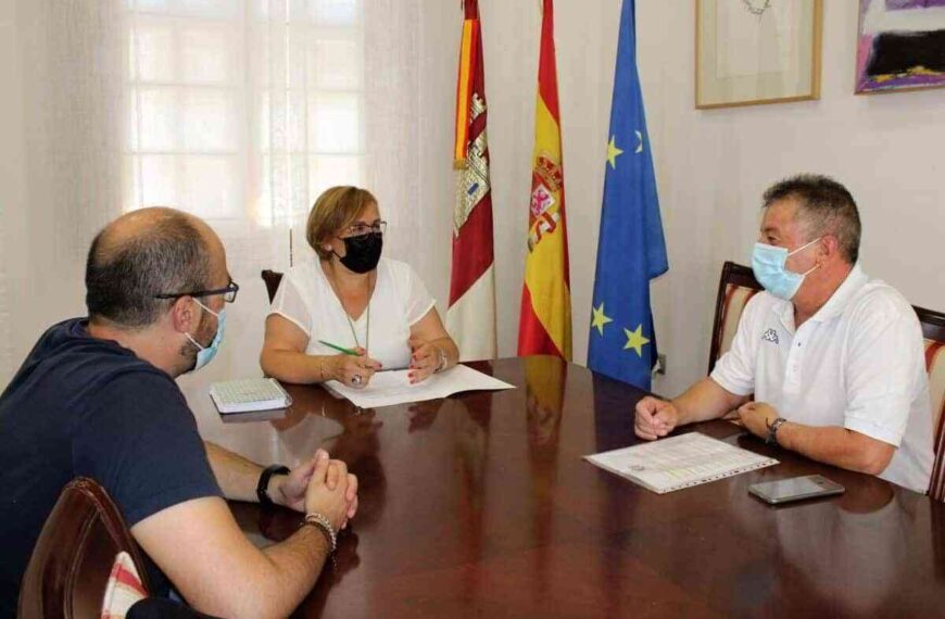 Olmedo expresó al alcalde de Valenzuela de Calatrava la voluntad del Gobierno regional para realizar obras de reforma en la casa consistorial