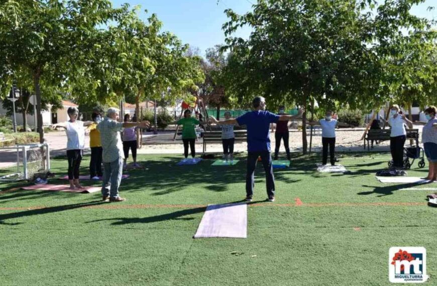 Taller de «Yoga en la Naturaleza» para las personas usuarias del Centro de Día de Mayores de Miguelturra
