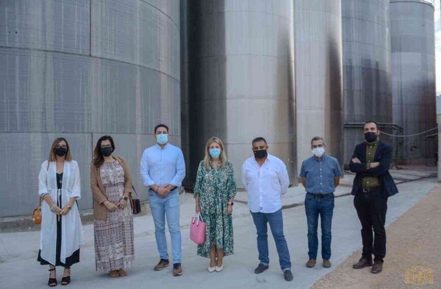 Alcaldesa de Tomelloso visitó Bodegas San José en su recorrido por las cooperativas durante la campaña de vendimia