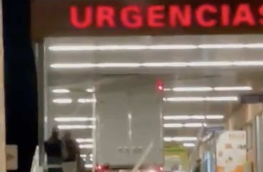 Un camión se «atasca» en las urgencias de Alcázar de San Juan (Ciudad Real)