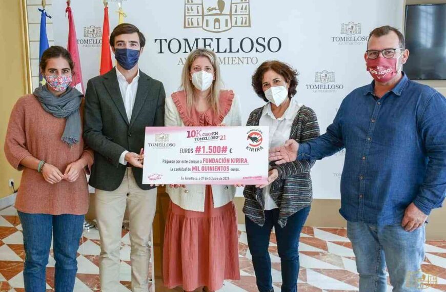 Cheque de 1.500 € entregado a Kirira como donación solidaria de los participantes más pequeños en la 10K de Tomelloso