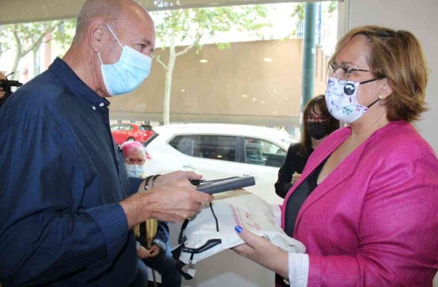 El Gobierno regional presta tablets a personas mayores para facilitar la socialización mediante nuevas tecnologías