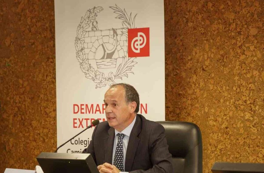 El profesor de Caminos de la UCLM, Ramón Sánchez de León, reconocido por la profesión a nivel nacional