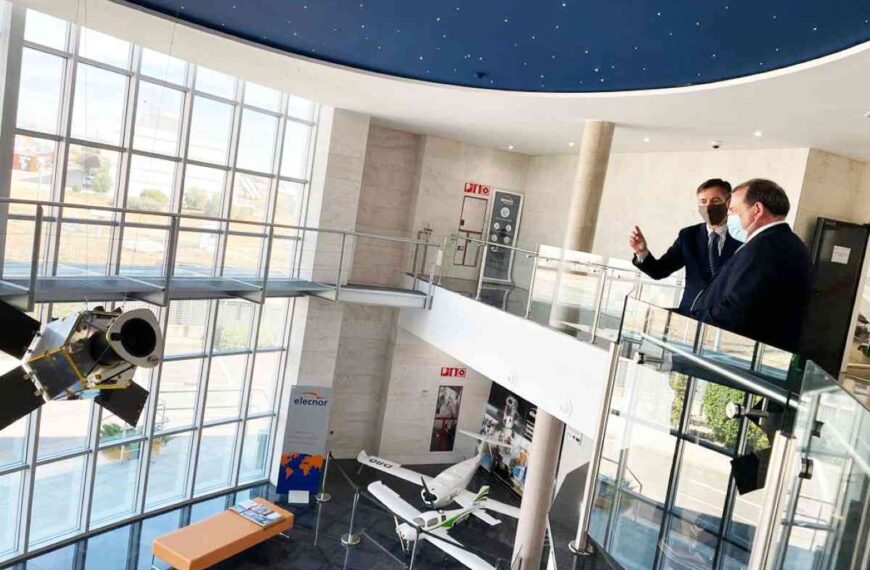 Una visita a las instalaciones de Deimos ha realizado el alcalde de Puertollano, Adolfo Muñiz