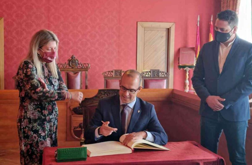 El presidente de las Cortes inauguró en Tomelloso una exposición itinerante acerca de los 40 años del Estatuto de Autonomía de Castilla-La Mancha