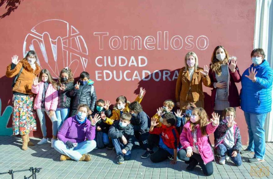 El Día Internacional de Ciudades Educadoras se ha celebrado en Tomelloso con un mural de la artista María Valvanera
