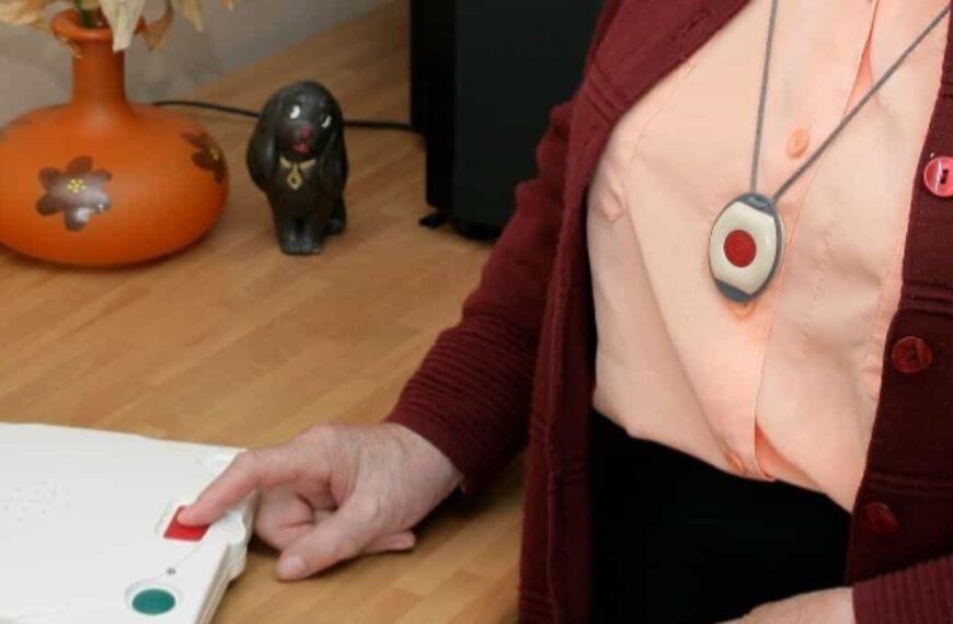 El Centro de Mayores alerta a los usuarios del servicio de teleasistencia de una posible estafa