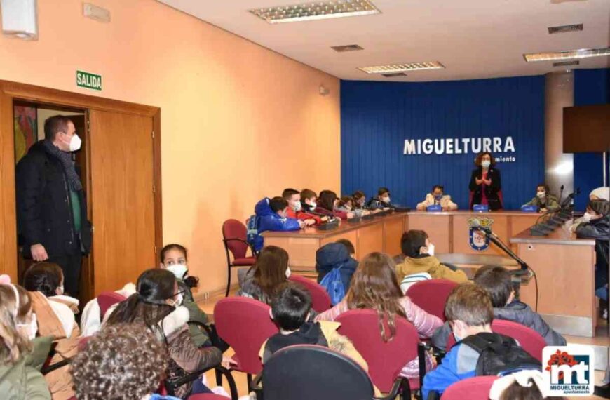 Los niños y niñas de segundo de Educación Primaria del CEIP Clara Campoamor de Miguelturra visitaron el ayuntamiento