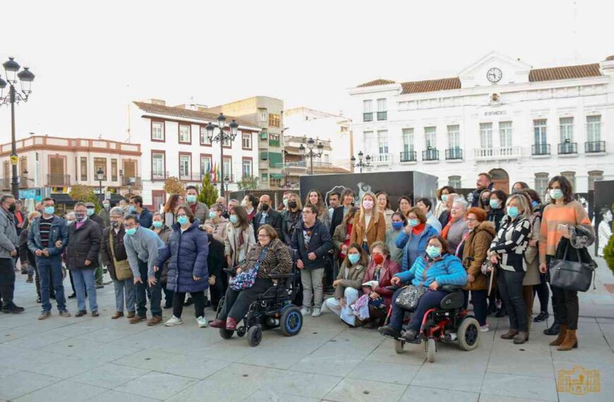 Inaugurada la exposición fotográfica “Pon el foco en nuestros Derechos” en la Plaza de España de Tomelloso