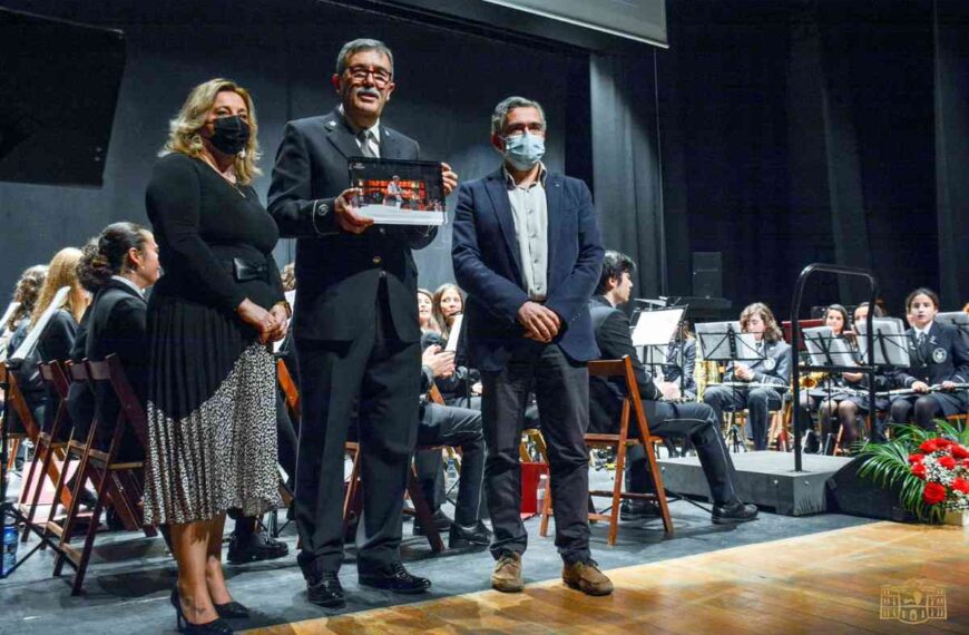 Reconocimiento a Luis Osuna como director de la banda de música AM Santa Cecilia luego de 33 años