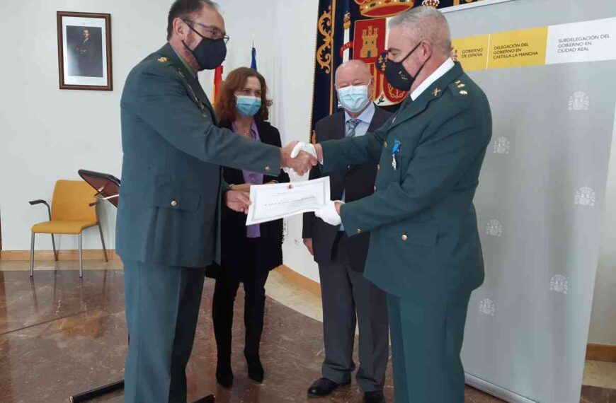 Herreros entrega la Medalla de plata al Mérito Penitenciario al teniente coronel Mateos-Aparicio