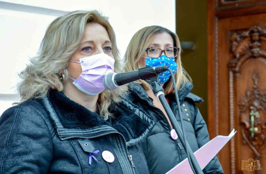 37 sillas vacías en recuerdo de las víctimas de la violencia de género en Tomelloso este año