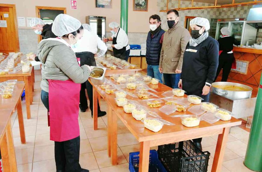 8 alumnos del programa Recual elaboran menús solidarios que se reparten semanalmente a familias con necesidades en Puertollano