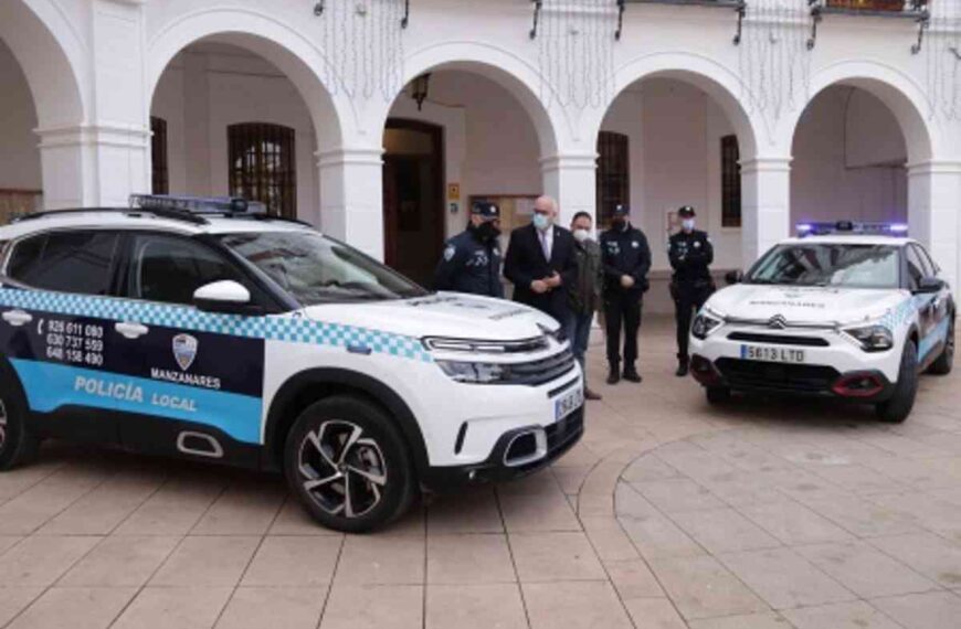 2 nuevos coches, uno eléctrico y otro híbrido, ha estrenado la Policía Local de Manzanares con inversión de más de 80.000 euros