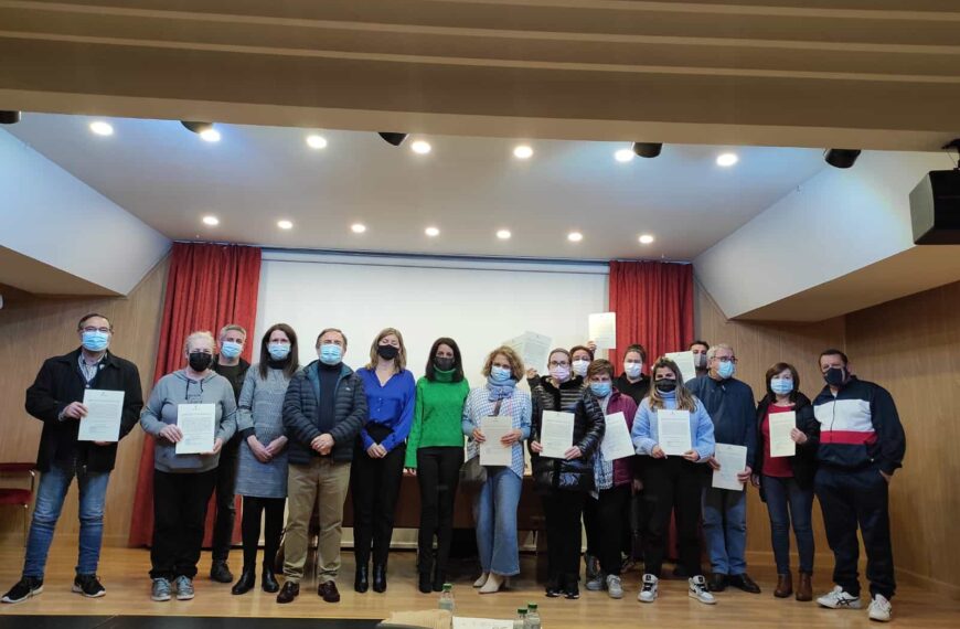 Una treintena de vecinos de Villarta se forman como expertos lanzadores de proyectiles pirotécnicos