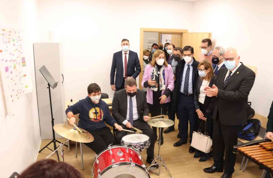 Inauguradas las nuevas instalaciones de la Escuela Municipal de Música y Danza ‘Guillermo Calero’ de Manzanares por el presidente regional